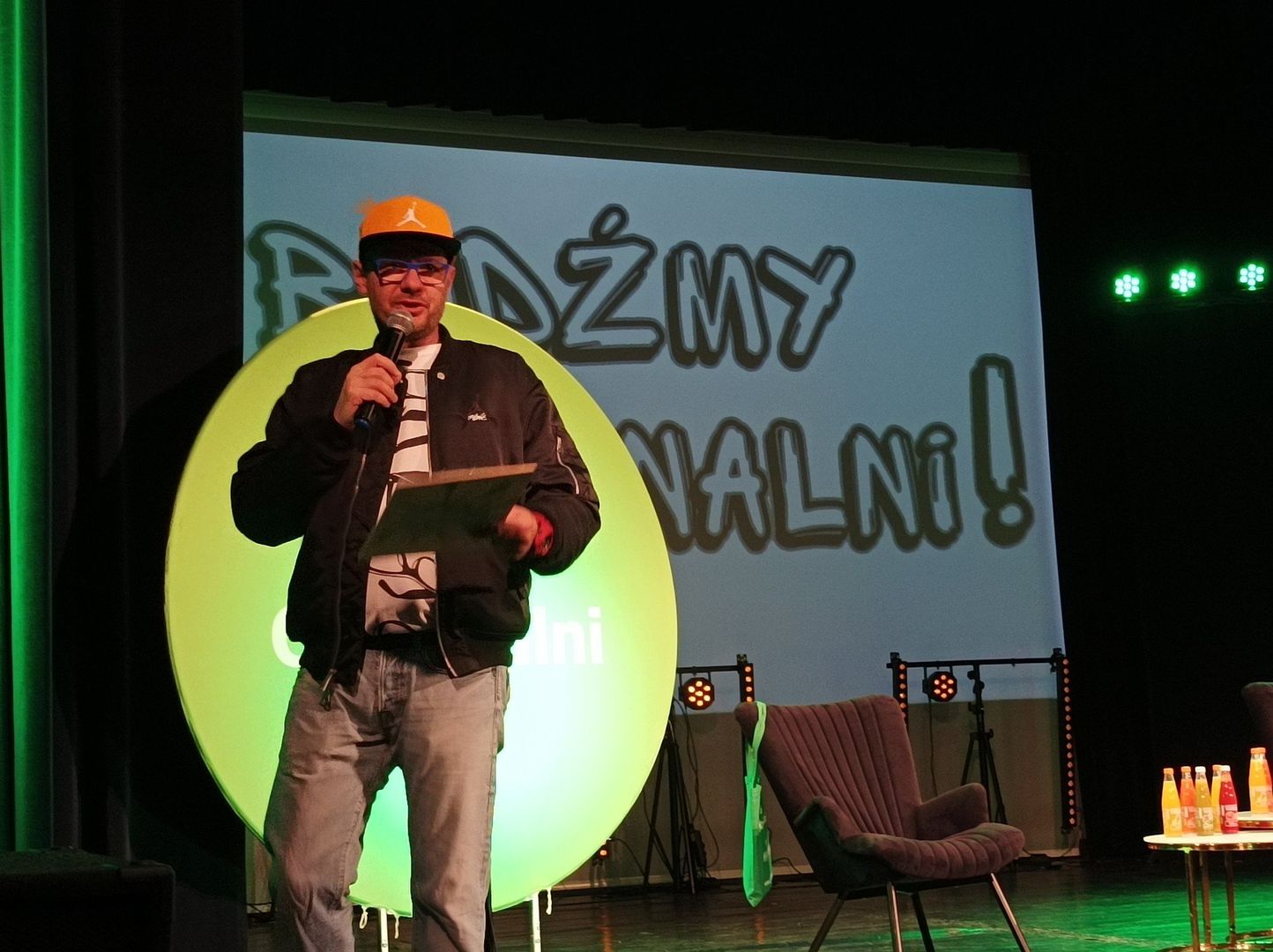 Adrian Zalewski twórca Agencji Projektanci Dobrostanu podczas swojego wystapienia.