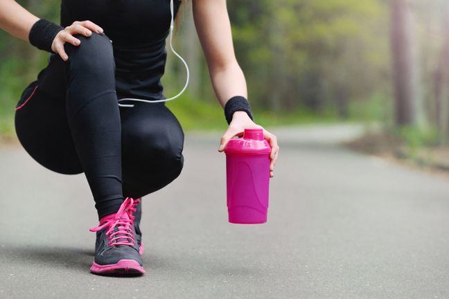 W trakcie biegania konieczne jest regularne uzupełnianie płynów, dzięki któremu unikniemy groźnego dla zdrowia przegrzania organizmu