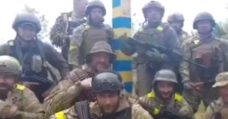 Symboliczny moment. Ukraińcy przywracają słupy na granicy z Rosją