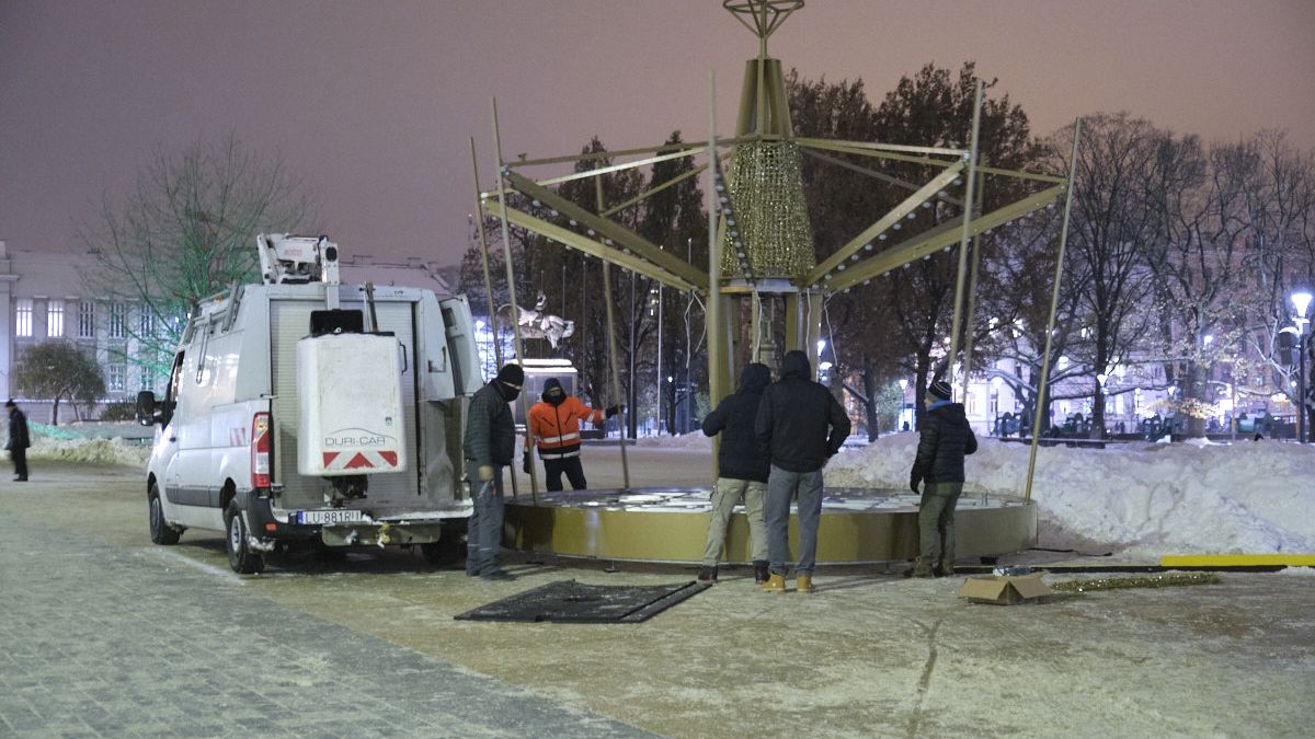 Montaż karuzeli na Placu Litewskim