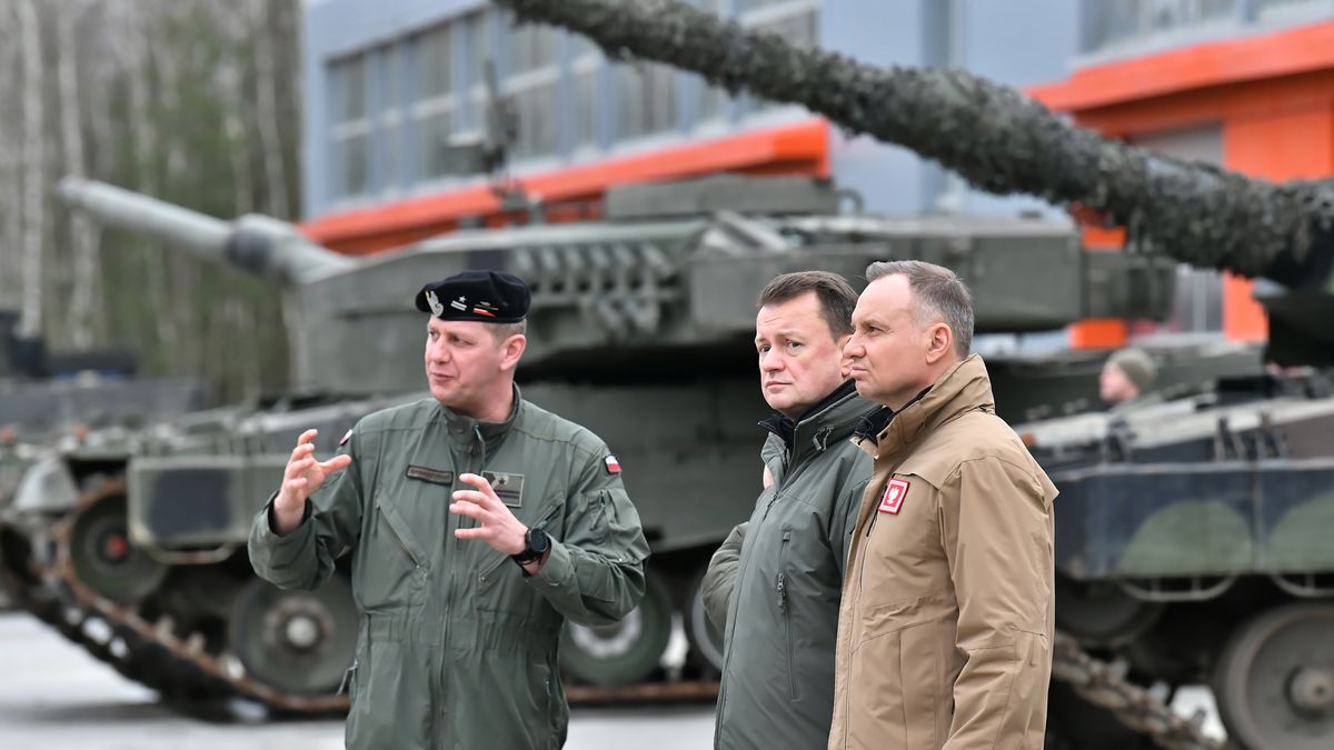Świętoszów, 13.02.2023. Prezydent Andrzej Duda (P), wicepremier, minister obrony narodowej Mariusz Błaszczak (2P) i komendant Ośrodka Szkolenia Leopard mjr Maciej Banaszyński (L) podczas spotkania z instruktorami prowadzącymi szkolenie żołnierzy sił zbrojnych Ukrainy na czołgach Leopard, 13 bm. w w Świętoszowie. 10. Brygada Kawalerii Pancernej, wchodząca w skład 11. Dywizji Kawalerii Pancernej, prowadzi szkolenie personelu Sił Zbrojnych Ukrainy w ramach Misji Wsparcia Wojskowego Unii Europejskiej dla Ukrainy (EUMAM Ukraine � EU Military Assistance Mission Ukraine). Szkolenie obejmuje m.in. szkolenie załóg czołgów Leopard, przekazanych Ukrainie. (mr) PAP/Maciej Kulczyński
