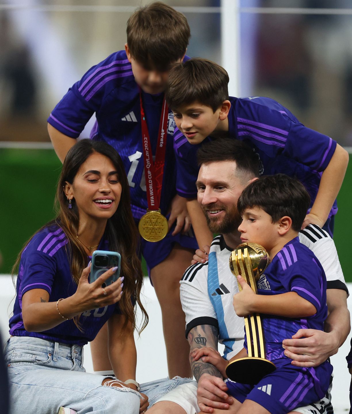Leo Messi świętuje zwycięstwo Argentyny z żoną i synami