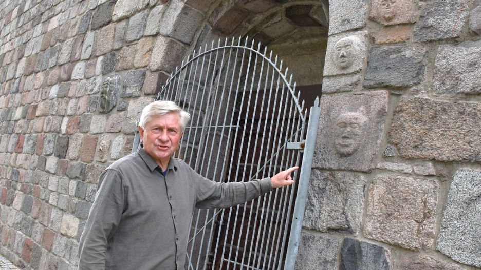 Inowrocław ma wiele ciekawych miejsc, które powinni obejrzeć turyści. Jedną z nich są kilkusetletnie twarze (podobno wilkołaków, a nie diabłów) na granitowych ciosach, z których zbudowano romańską bazylikę mniejszą