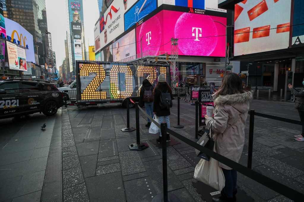 Na Times Square można zrobić sobie zdjęcie z "2021", ale swoje trzeba odstać w kolejce. oczywiście zachowując dystans