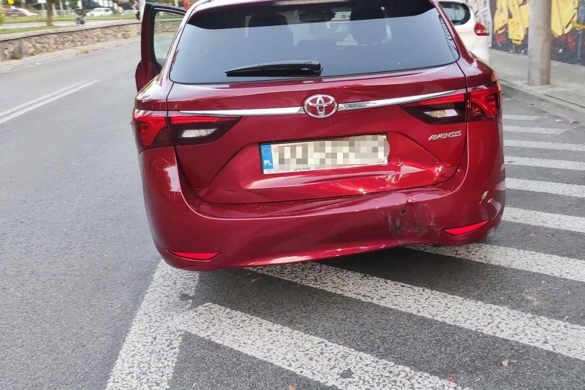 Motocyklistka wjechała w toyotę przed przejściem dla pieszych