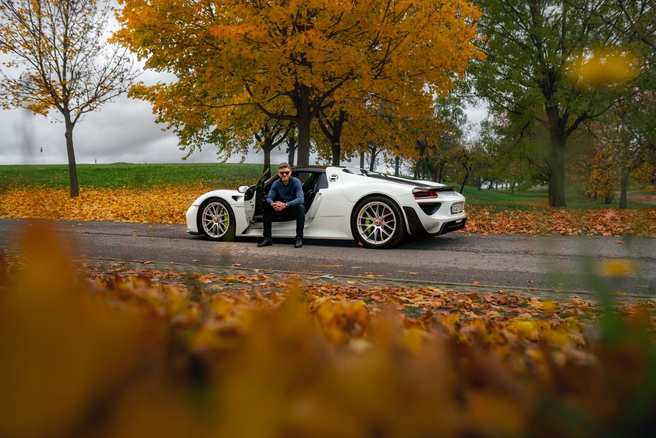 Porsche 918 Spyder vs Porsche 911 Carrera 4 GTS (2025)