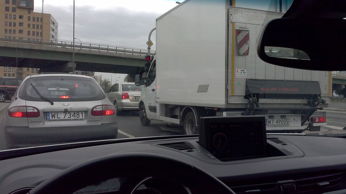 Niezależnie od przepisów, za kierownicą należy skupiać się na jeździe