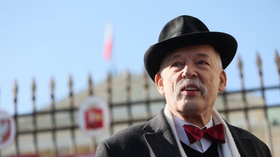 Warszawa, 08.03.2024. Prezes partii KORWiN (Konfederacja Odnowy Rzeczypospolitej Wolność i Niepodległość) Janusz Korwin-Mikke podczas konferencji prasowej na placu Bankowym w Warszawie, 8 bm. Janusz Korwin-Mikke ogłosił start w wyborach na urząd prezydenta Warszawy. (ad) PAP/Leszek Szymański
