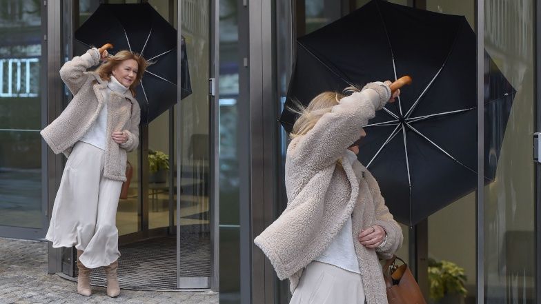 Grażyna Torbicka walczy z wiatrem na Marszałkowskiej 