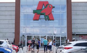 Auchan daje podwyżki. Ile? Kasjerzy dostaną 60 zł brutto więcej