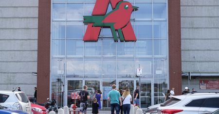 Auchan daje podwyżki. Ile? Kasjerzy dostaną 60 zł brutto więcej