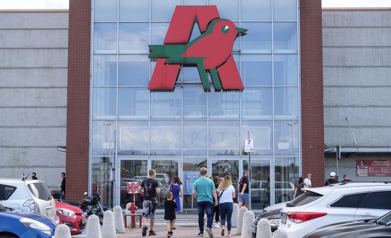 Auchan daje podwyżki. Ile? Kasjerzy dostaną 60 zł brutto więcej