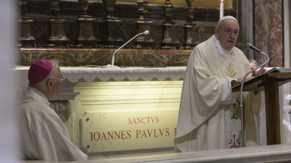 100. rocznica urodzin św. Jana Pawła II. Papież Franciszek przy grobie papieża Polaka