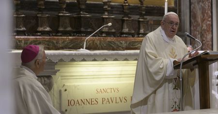 100. rocznica urodzin Jana Pawła II. Papież Franciszek odprawił mszę przy grobie Polaka