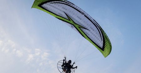 Lubelskie. Wypadek paralotni. Pijany pilot spadł z wysokości 30 metrów