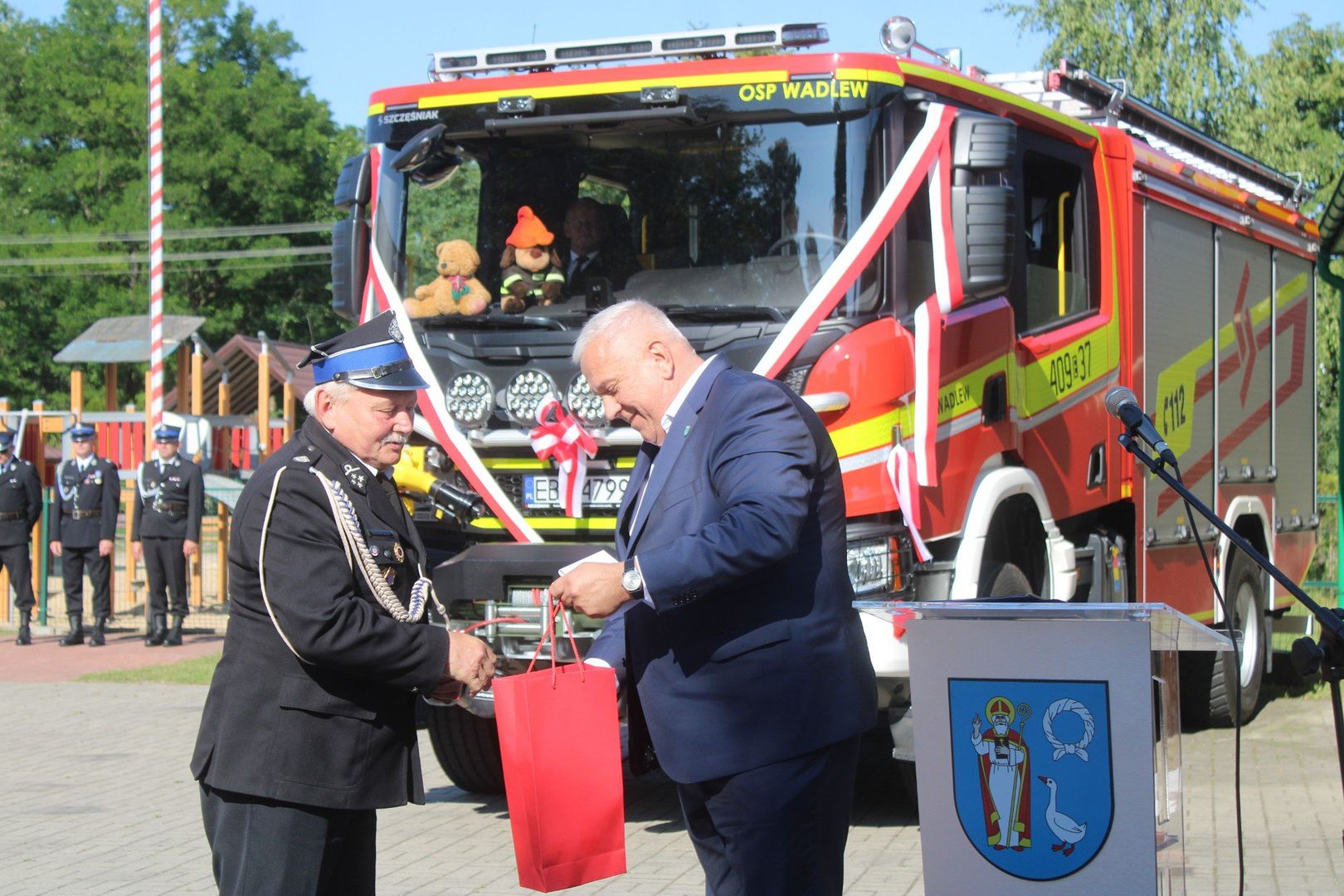 Wadlew w gminie Drużbice. Poświęcenie i uroczyste przekazanie nowego samochodu ratowniczo-gaśniczego marki Scania P450 4x4 (GCBA 5/36)