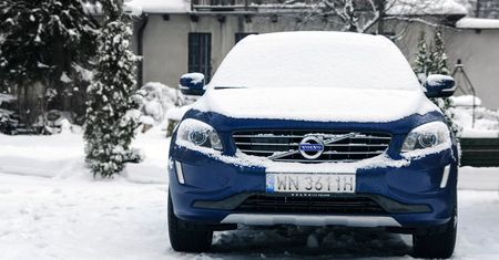 Skutki nieodśnieżenia auta mogą być kosztowne. Sprawdź kary