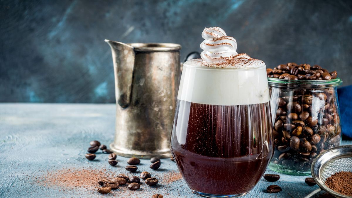 Kawa po irlandzku to pyszny, gorący kawowy deser, który działa rozgrzewająco dzięki niewielkiemu dodatkowi alkoholu