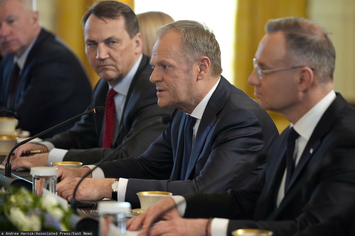 Prezydent Duda i premier Tusk w USA, w tle Radosław Sikorski