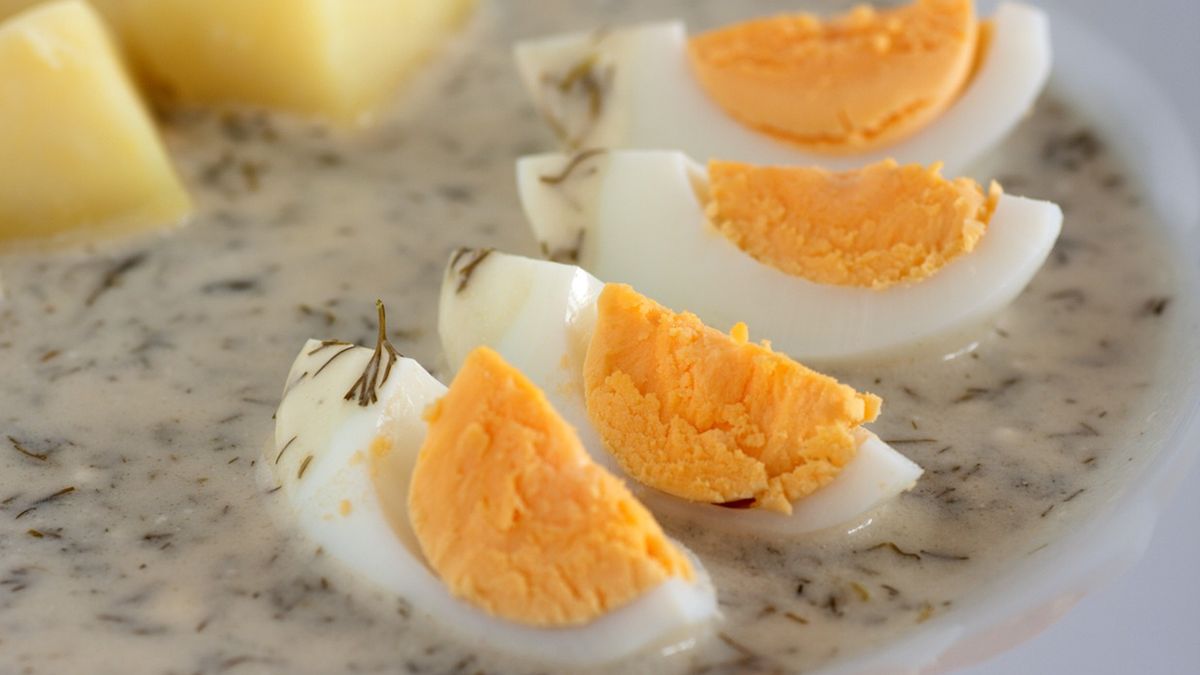 Jajka w sosie koperkowym