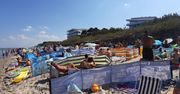 Wakacje 2020. Tak wygląda plaża w Mielnie. Parawany i parasole przysłaniają plażę
