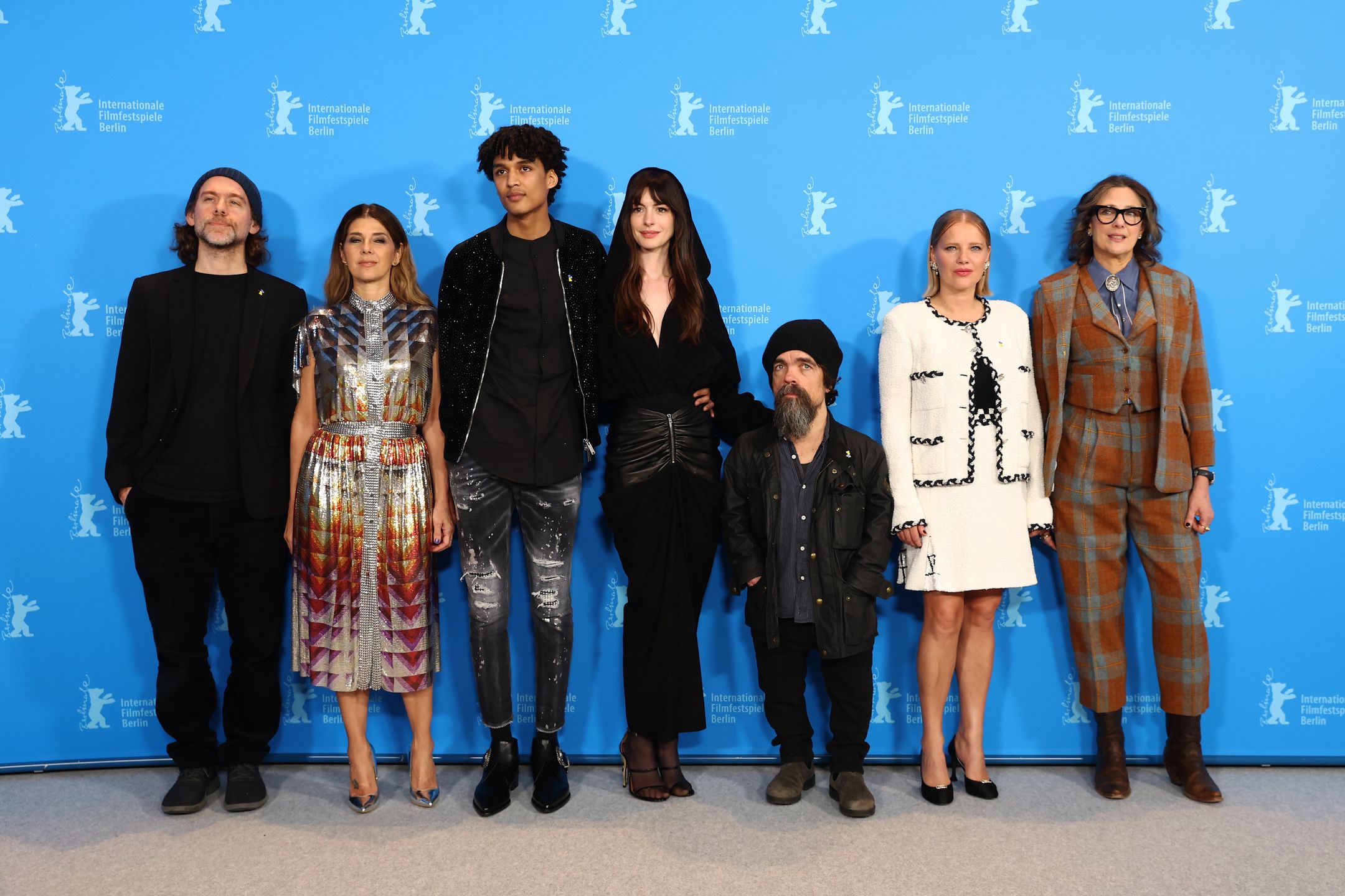 Berlinale 2023. Joanna Kulig pozuje na ściance z Anne Hathaway