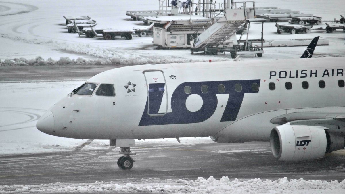 Zima spowodowała utrudnienia na Lotnisku Chopina. Zdjęcie ilustr