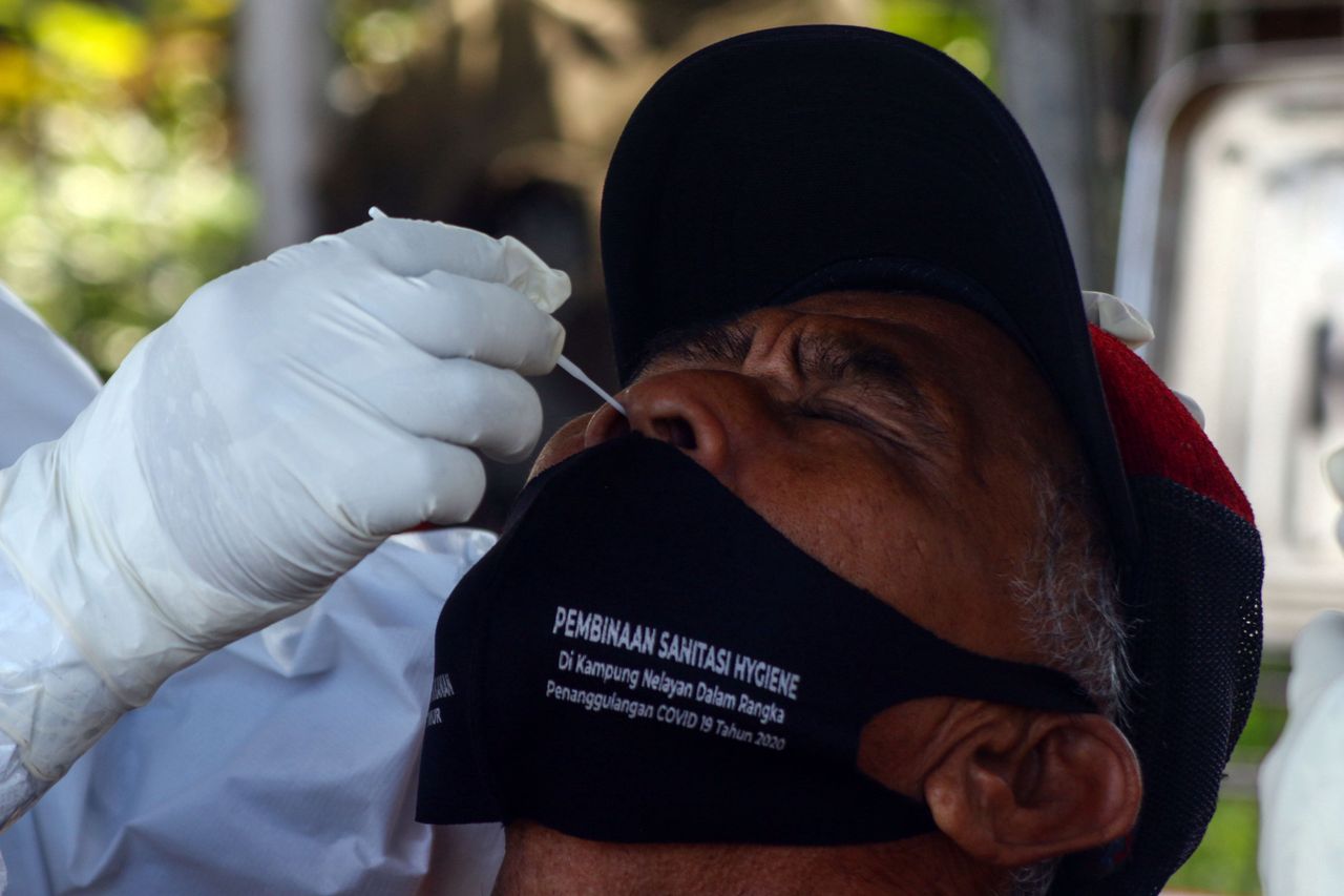 Koronawirus. Pobieranie wymazu od pacjenta, Indonezja (zdjęcie ilustracyjne)