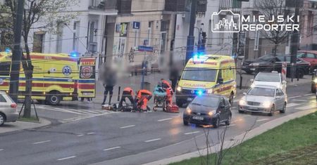 Przebiegał na czerwonym świetle. Potrącił go samochód