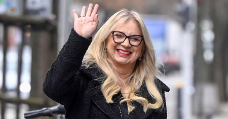 Zrobiła to, co inne gwiazdy. Marzena Rogalska w kolorowym garniturze