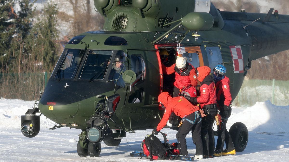 ratownicy TOPR
Grzegorz Momot
akcja poszukiwawcza, lotnicza grupa poszukiwawczo ratownicza, poszukiwania w Tatrach, poszukiwania zaginionego turysty, ratownicy, TOPR, W-3 Sok�