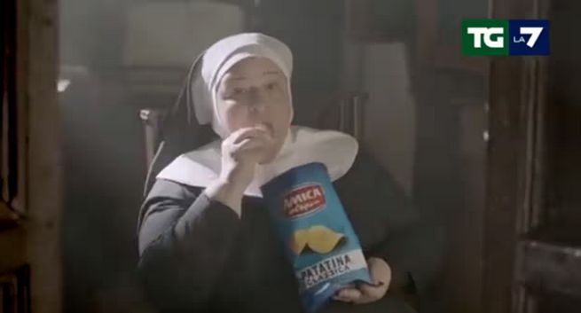 Zakonnice z chipsem zamiast hostii. Reklama wywołała burzę