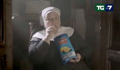 Zakonnice z chipsem zamiast hostii. Reklama wywołała burzę