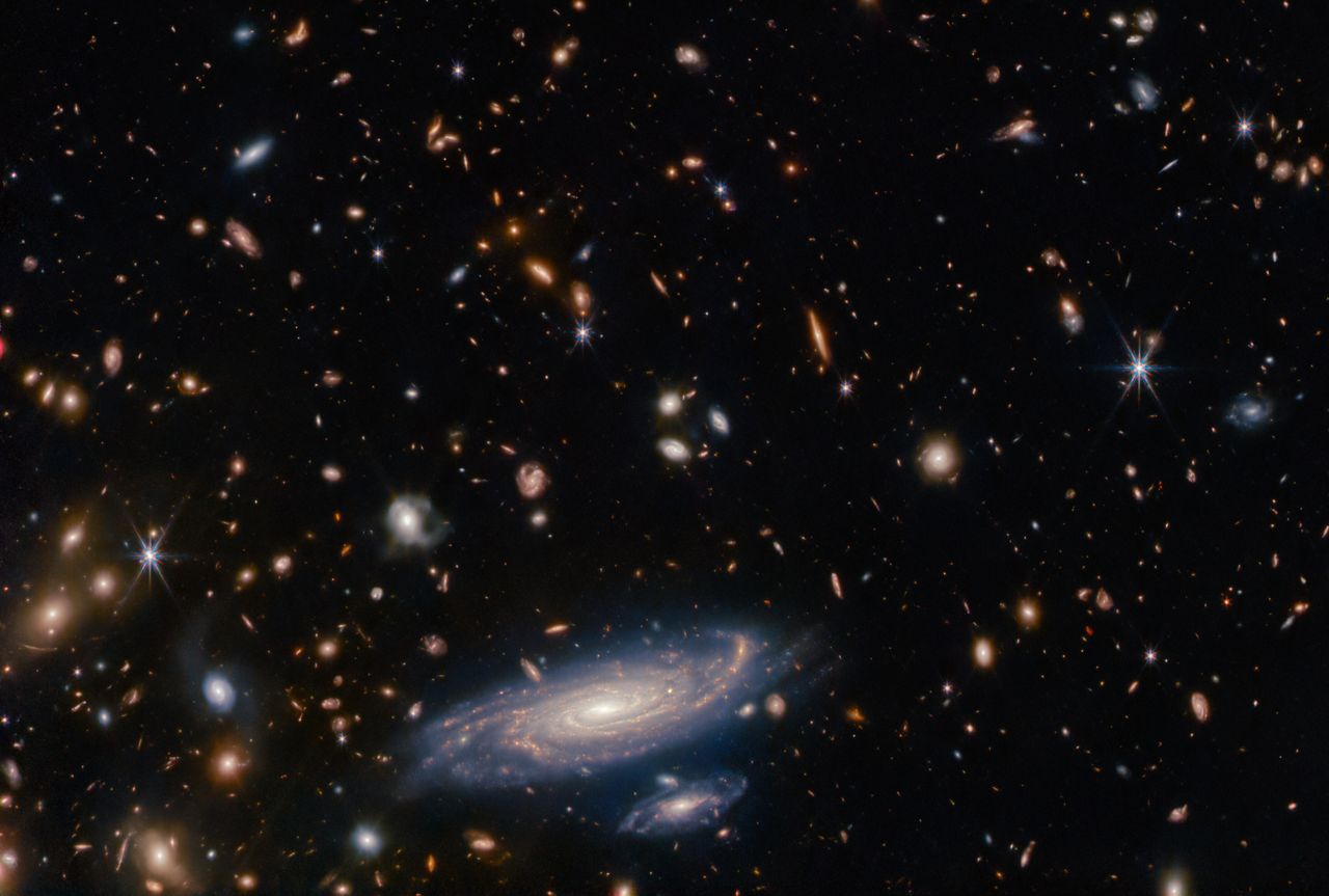 Galaktykę LEDA 2046648 otaczają setki innych galaktyk. Lecz to ona wlaśnie wyróżnia się najbardziej.