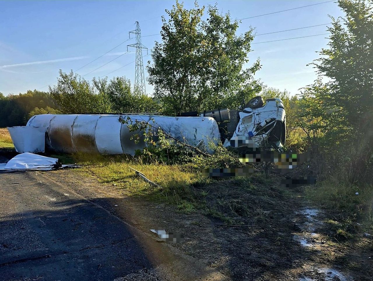 Uściąż: Ciężarówka przewrócona na bok po zderzeniu z mazdą. Trzy osoby trafiły do szpitala