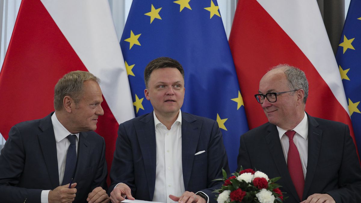 25.05.2022. Warszawa. Senat. Podpisanie deklaracji samorzadowej przez liderow demokratycznej opozycji. n/z Donald Tusk, Szymon Holownia, Wlodzimierz Czarzasty