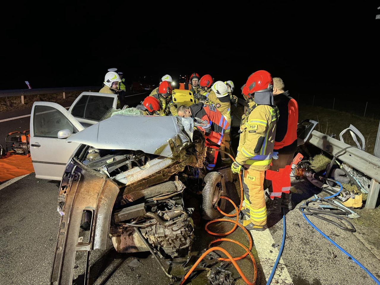 Auto całkowicie zmiażdżone. Koszmarny wypadek