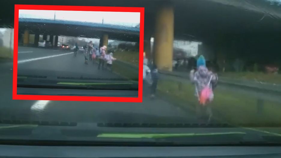Kierowca nagrał grupę dzieci biegnących w stronę przystanku ruchliwą drogą