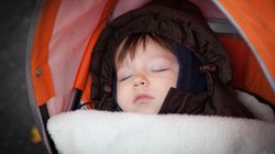 Nocowanie z dzieckiem na balkonie, żeby je zahartować. Sprawdzamy, czy to bezpieczne