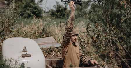 Nowa broń sieje spustoszenie na froncie. "Drogi życia stały się drogami śmierci"