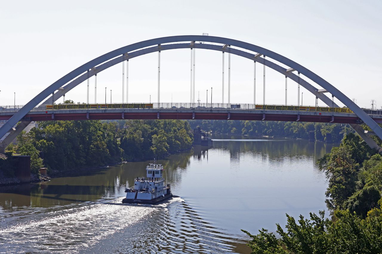 NASHVILLE, TN - AUGUST 07: A boat on the Cumberland River about to go under the Korean War Veterans Memorial Bridge as NTT IndyCar series drivers go through a warm up session before the Big Machine Music City Grand Prix on August 7, 2022, on the streets of Nashville in Nashville, Tennessee. (Photo by Brian Spurlock/Icon Sportswire via Getty Images)