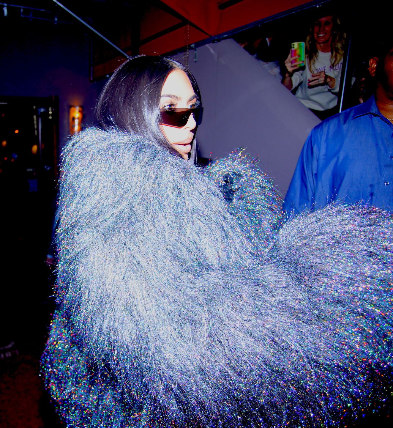 Kim Kardashian tonie w wielkim futrze