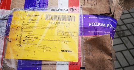 Matura 2020. Paczka z arkuszem maturalnym leżała na chodniku w Zabrzu. Poczta Polska potwierdza