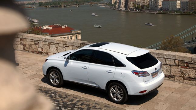 Trzeba pamiętać, że Lexus RX jest drogi w naprawach, ale odwdzięcza się ogromną trwałością mechanizmów i w długim okresie niskimi kosztami eksploatacji