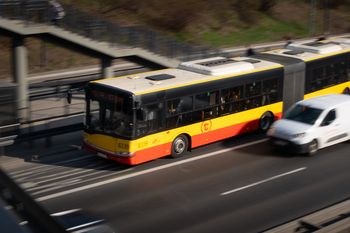Autobus utknął na torowisku. Incydent w Warszawie