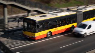 Autobus utknął na torowisku. Incydent w Warszawie