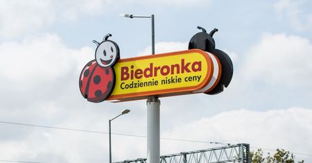 Biedronka stała się wypożyczalnią książek. Oto na czym stanęło po gigantycznej burzy