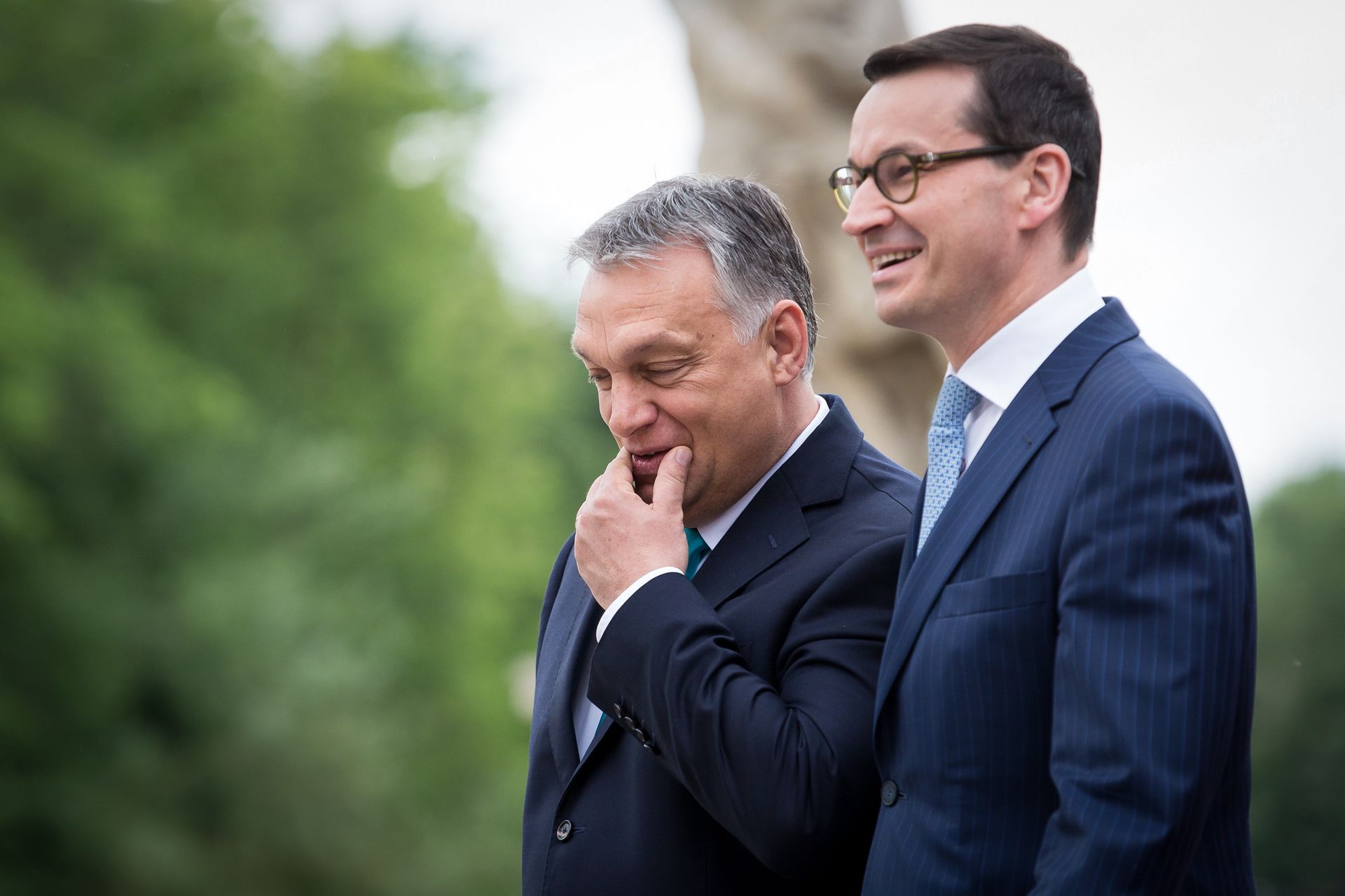 Orban walczy o poparcie. Pokazał klip z Morawieckim
