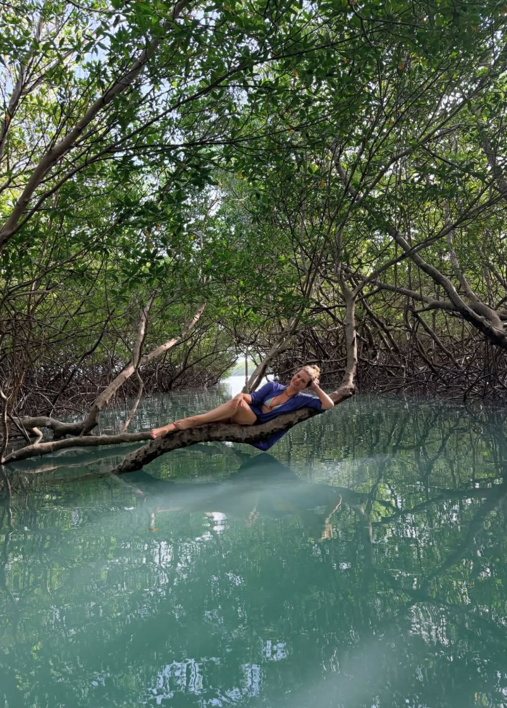 Zofia Zborowska w bikini byczy się na brazylijskich mokradłach