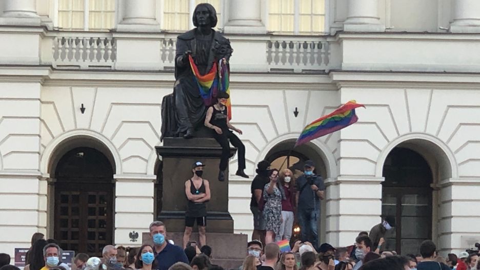 Protesty w Warszawie po decyzji ws. aresztu dla aktywistki. Tęczowa flaga na pomniku Mikołaja Kopernika